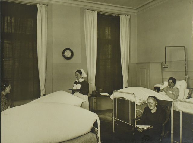 Blick in ein Krankenzimmer im Burgerspital