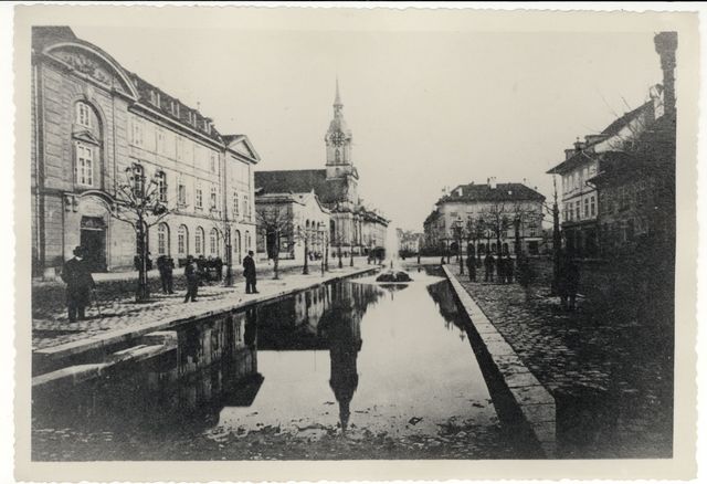 Die Rossschwemme, hier bereits mit dem Springbrunnen.